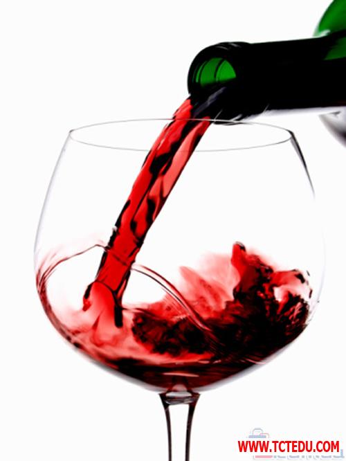 Rượu vang West Egde giá chỉ có 170.000đ, được chiết xuất từ trái cây chín mọng