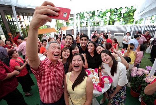 Thủ tướng Singapore và Việt Nam chụp ảnh selfie