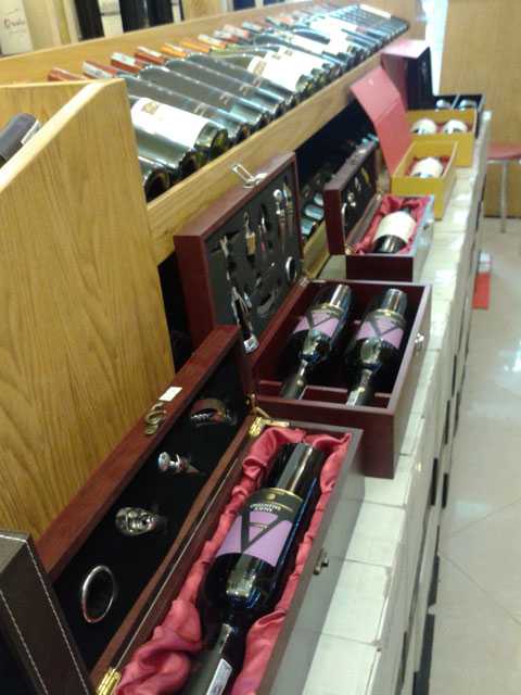   Các set rượu vang biếu có kèm dụng cụ mở nắp, thử rượu được bày trong hộp gỗ có giá chênh lệch khá cao, từ 650.000 đồng đến 2,2 triệu đồng. 