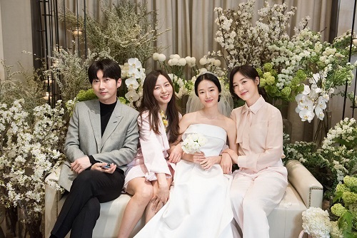 Bộ ảnh hậu trường cưới khủng nhất lịch sử Kbiz: Son Ye Jin và mỹ nhân Vườn sao băng đọ sắc, còn có cả idol nhà YG - Ảnh 2.