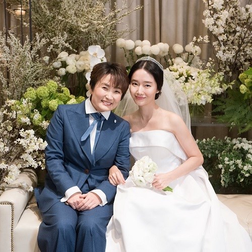 Bộ ảnh hậu trường cưới khủng nhất lịch sử Kbiz: Son Ye Jin và mỹ nhân Vườn sao băng đọ sắc, còn có cả idol nhà YG - Ảnh 11.