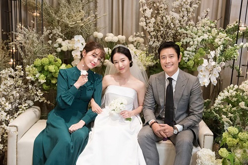 Bộ ảnh hậu trường cưới khủng nhất lịch sử Kbiz: Son Ye Jin và mỹ nhân Vườn sao băng đọ sắc, còn có cả idol nhà YG - Ảnh 3.