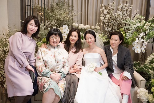 Bộ ảnh hậu trường cưới khủng nhất lịch sử Kbiz: Son Ye Jin và mỹ nhân Vườn sao băng đọ sắc, còn có cả idol nhà YG - Ảnh 4.