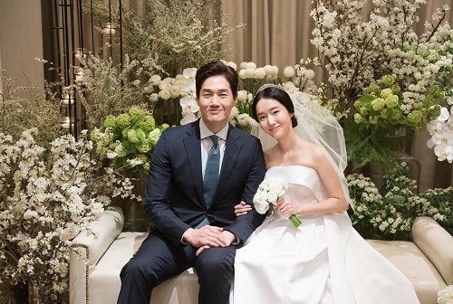 Bộ ảnh hậu trường cưới khủng nhất lịch sử Kbiz: Son Ye Jin và mỹ nhân Vườn sao băng đọ sắc, còn có cả idol nhà YG - Ảnh 6.