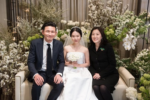Bộ ảnh hậu trường cưới khủng nhất lịch sử Kbiz: Son Ye Jin và mỹ nhân Vườn sao băng đọ sắc, còn có cả idol nhà YG - Ảnh 7.