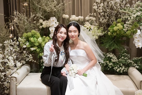 Bộ ảnh hậu trường cưới khủng nhất lịch sử Kbiz: Son Ye Jin và mỹ nhân Vườn sao băng đọ sắc, còn có cả idol nhà YG - Ảnh 8.