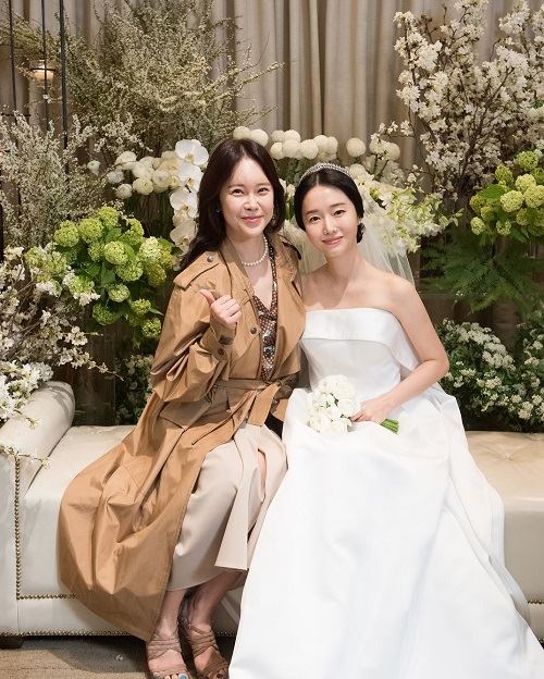 Bộ ảnh hậu trường cưới khủng nhất lịch sử Kbiz: Son Ye Jin và mỹ nhân Vườn sao băng đọ sắc, còn có cả idol nhà YG - Ảnh 10.