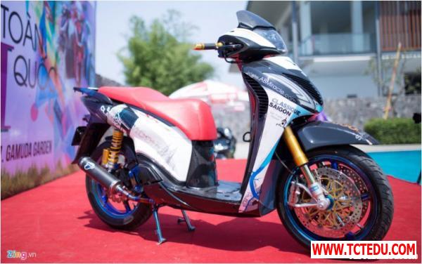 Honda SH độ đồ chơi hàng hiệu của biker Sài Gòn